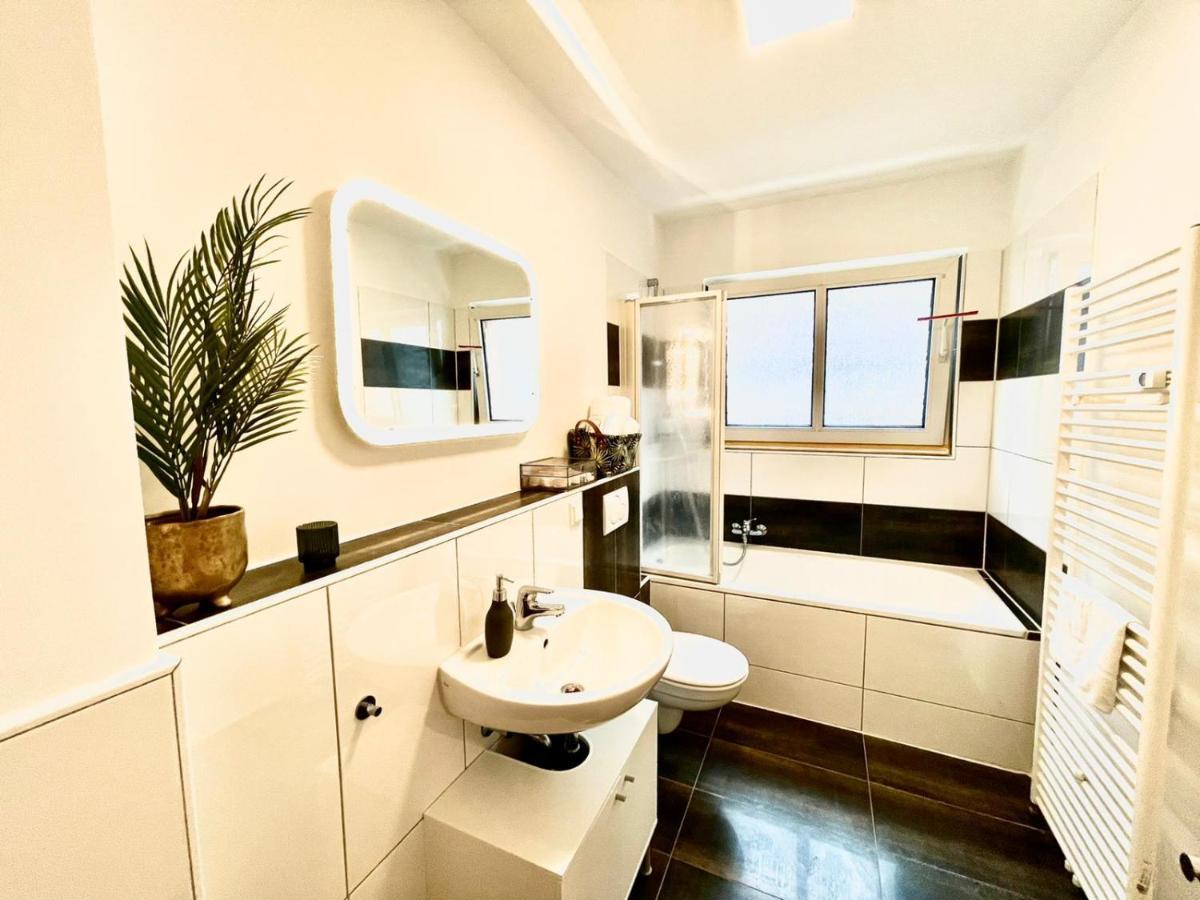 Gemuetliche & Individuelle Ferienwohnungen In Krefeld - Junik Apartments Bagian luar foto