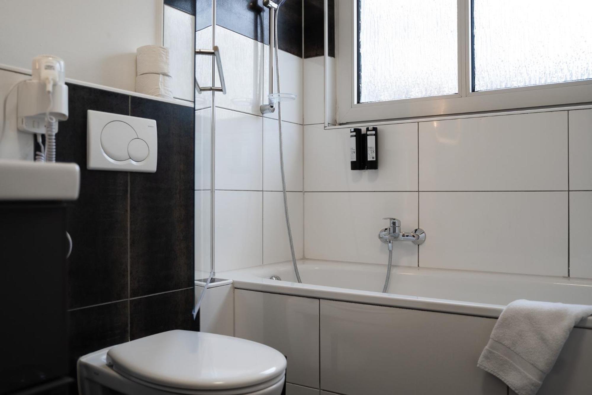 Gemuetliche & Individuelle Ferienwohnungen In Krefeld - Junik Apartments Bagian luar foto