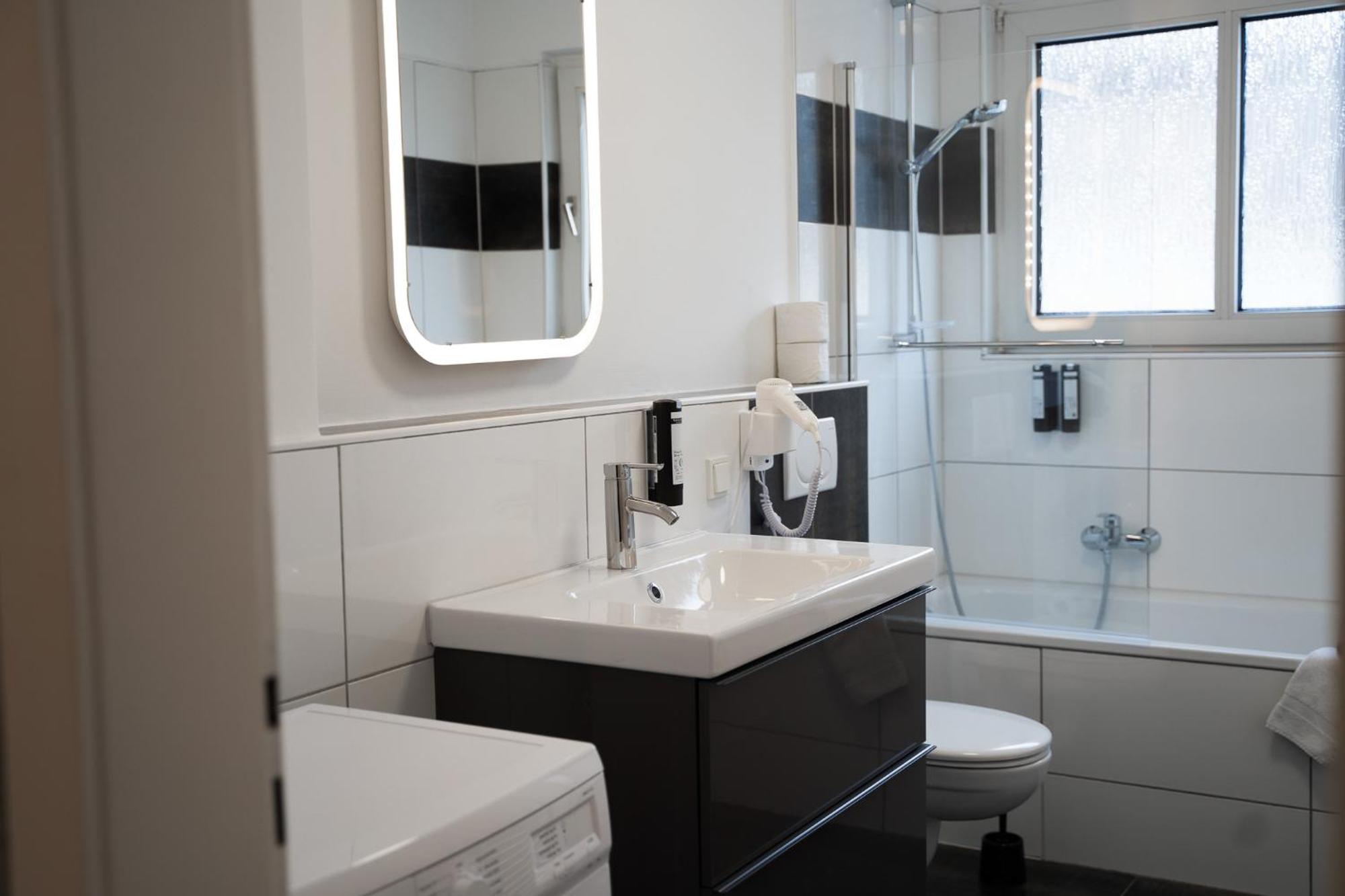 Gemuetliche & Individuelle Ferienwohnungen In Krefeld - Junik Apartments Bagian luar foto
